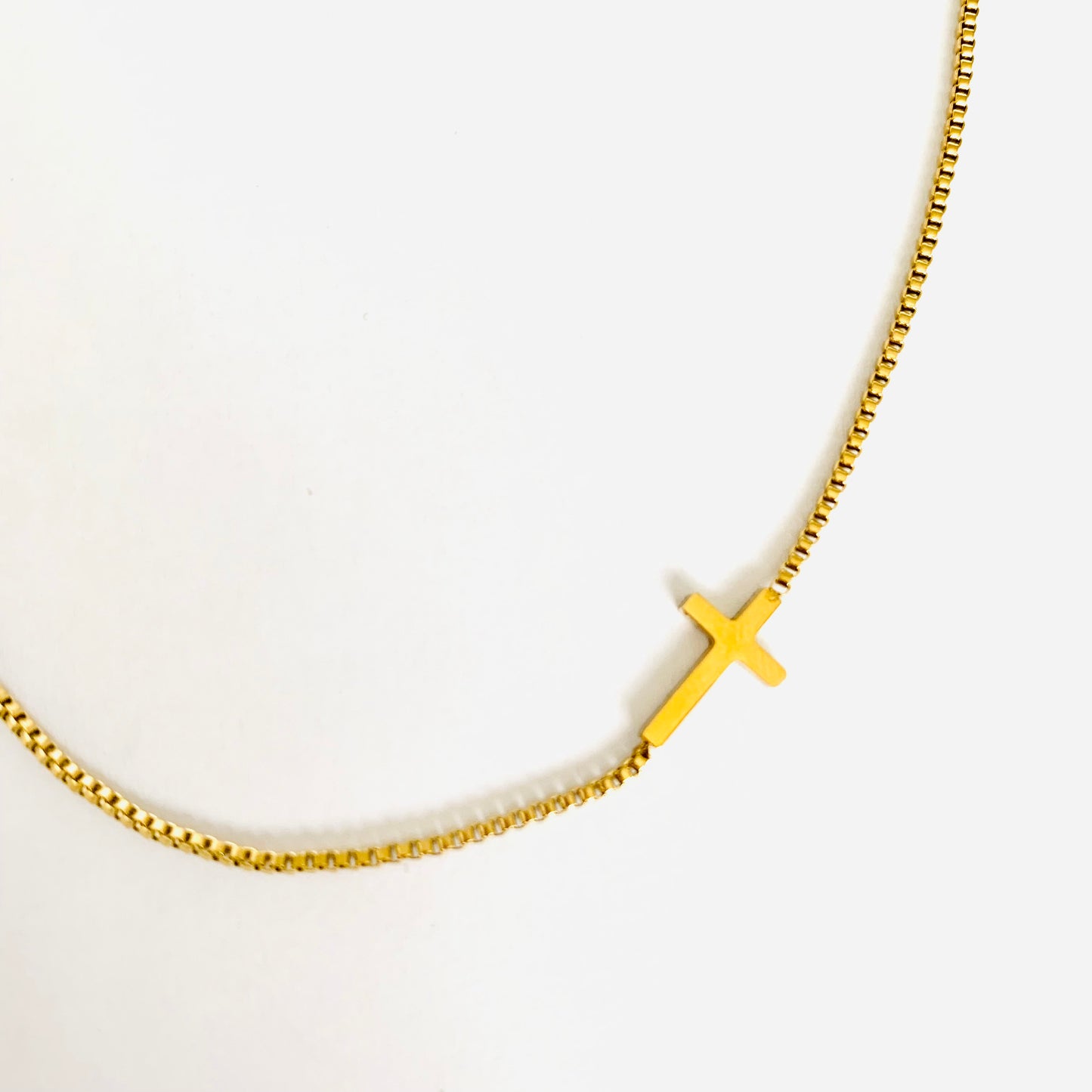 Dainty Sideway Cross